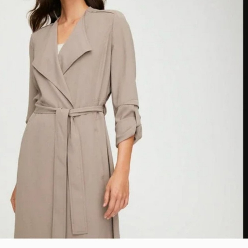 Aritzia Babaton Flowy Trench Coat